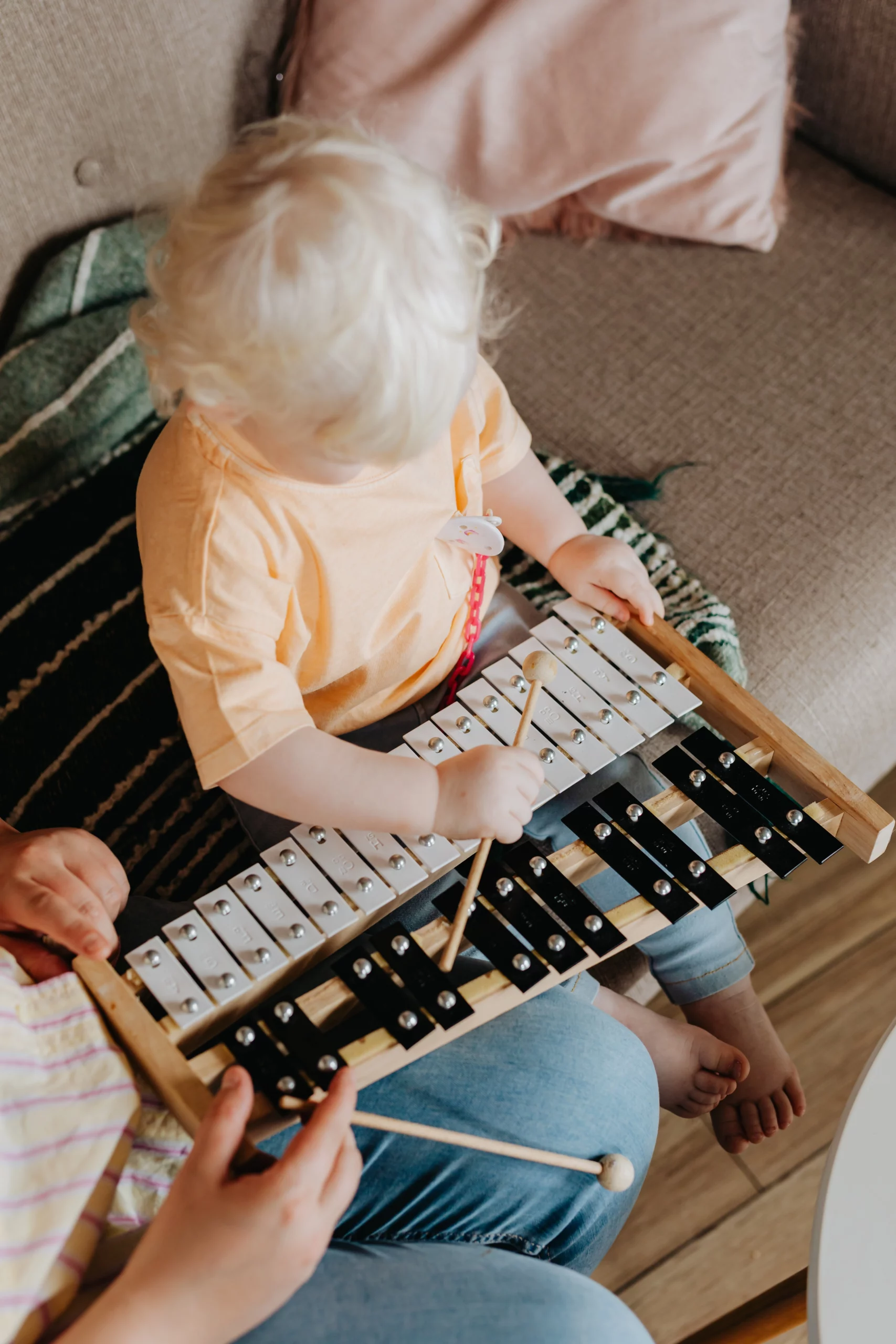 Enfants participant à un éveil musical